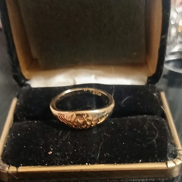 Engraved Floral Motif Gold Band for Women - Picture 3 of 5